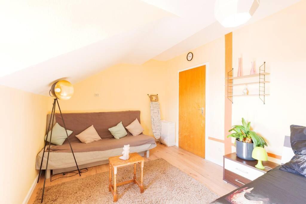 - 3-Bedroom Apartment Luxury: Central & Spacious In Duisburg & Big Tv And Kitchen - المظهر الخارجي الصورة
