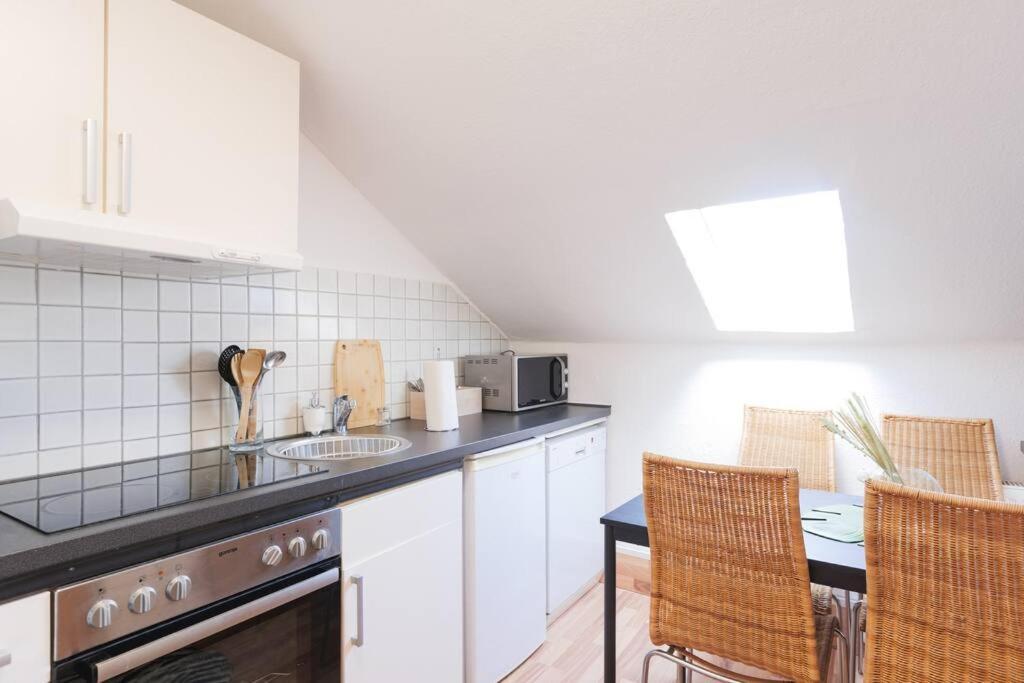 - 3-Bedroom Apartment Luxury: Central & Spacious In Duisburg & Big Tv And Kitchen - المظهر الخارجي الصورة