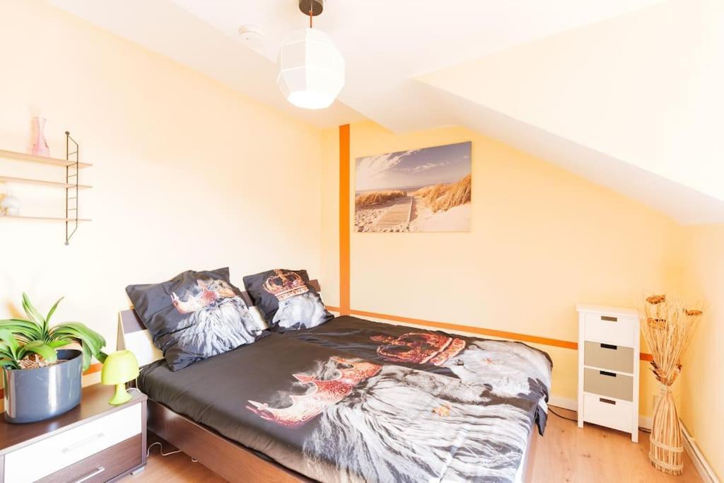 - 3-Bedroom Apartment Luxury: Central & Spacious In Duisburg & Big Tv And Kitchen - المظهر الخارجي الصورة