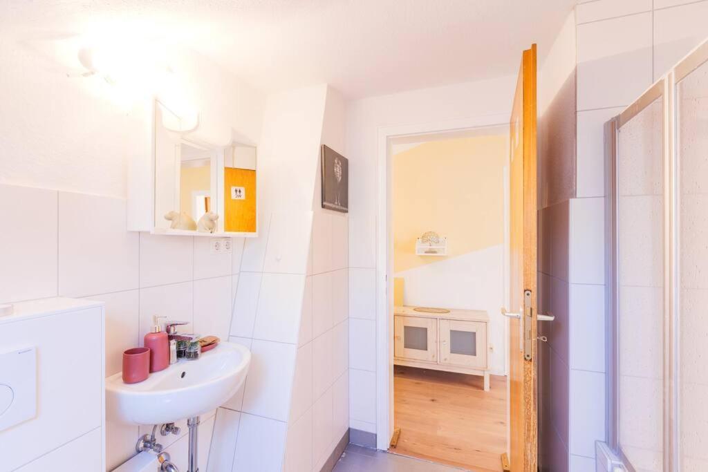 - 3-Bedroom Apartment Luxury: Central & Spacious In Duisburg & Big Tv And Kitchen - المظهر الخارجي الصورة