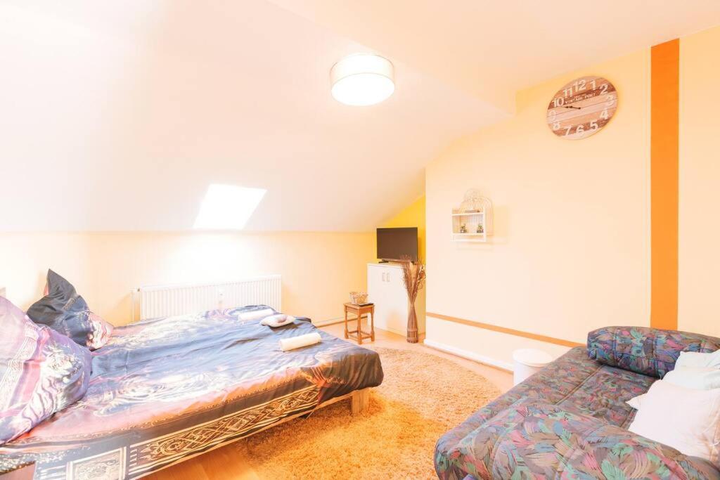 - 3-Bedroom Apartment Luxury: Central & Spacious In Duisburg & Big Tv And Kitchen - المظهر الخارجي الصورة
