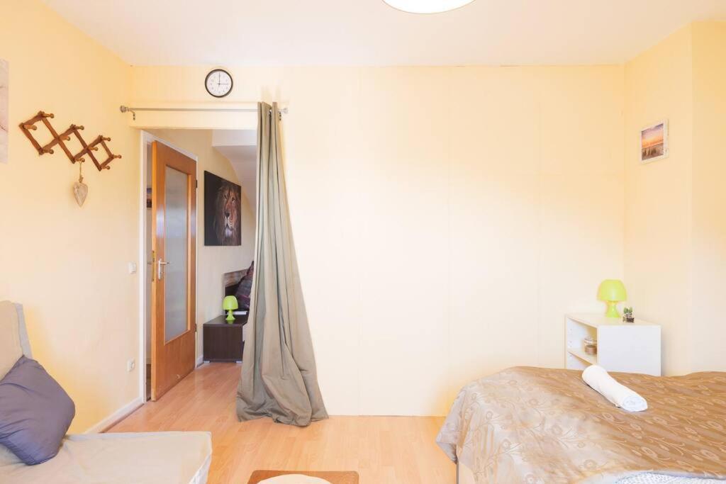 - 3-Bedroom Apartment Luxury: Central & Spacious In Duisburg & Big Tv And Kitchen - المظهر الخارجي الصورة